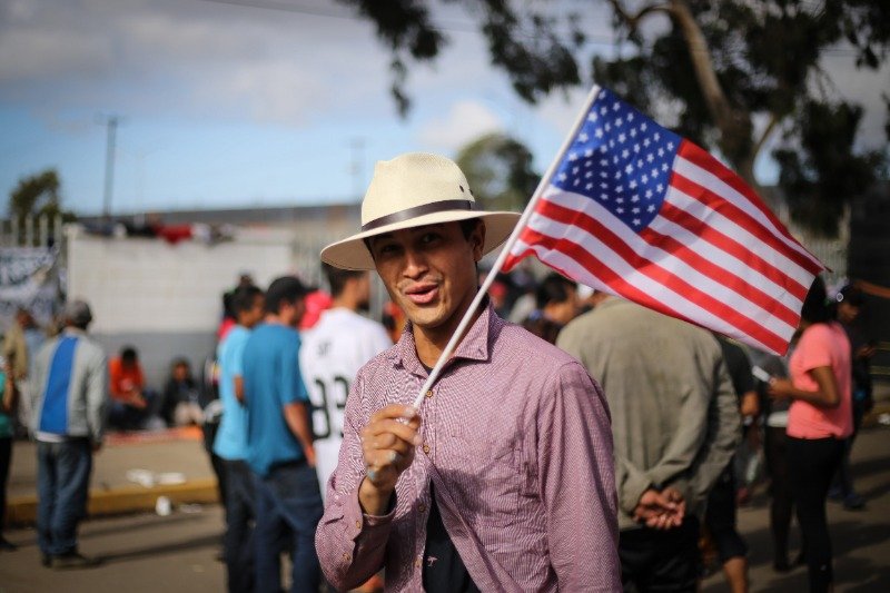 leaving the country without having applied for permission will cause authorities to consider your asylum application abandoned or will not allow you to re-enter the united states, solicitante de asilo