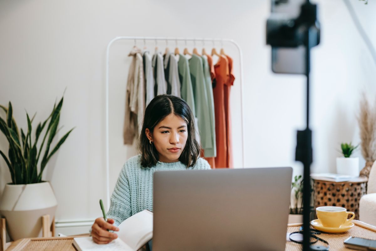 most hispanic small businesses in the united states have started operations thanks to a family member or friend being able to give them a loan or financing to start the business, emprendedora hispana