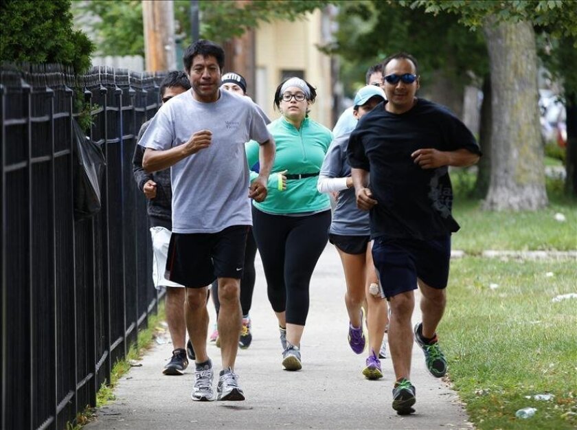 los latinos en estados unidos tienen como prioridad para mantener o mejorar su salud física y recomponer o estabilizar sus relaciones familiares y de pareja, por encima de otros temas como finanzas y salud mental, latinos corriendo