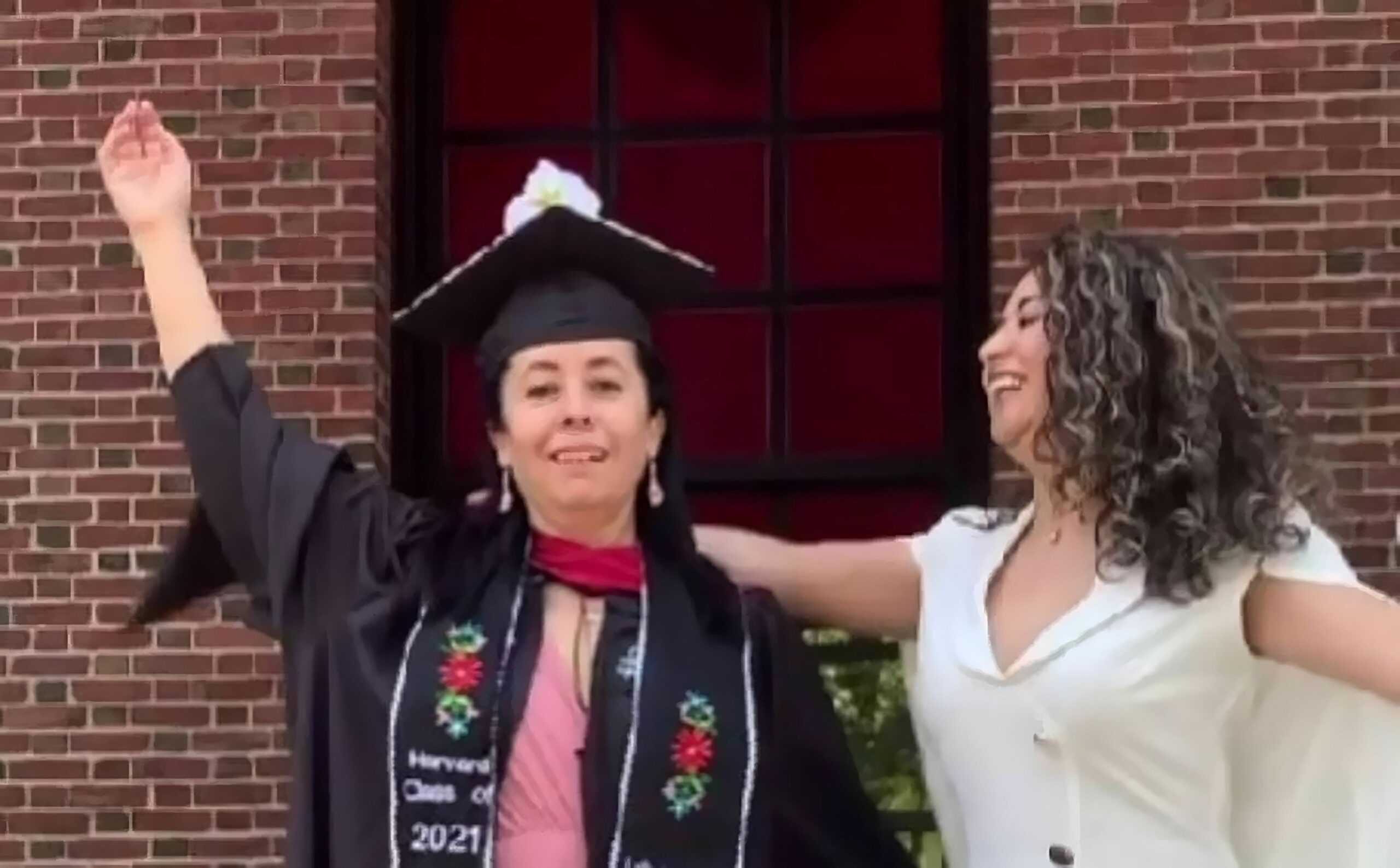 ‘we graduated from harvard mom!’ thus begins the publication of a young latina who, after obtaining her master’s degree in one of the best universities in the nation and the world, such as harvard, celebrated by putting her graduation gown on her mother who arrived as an immigrant to this country, harvard inmigrante latina scaled